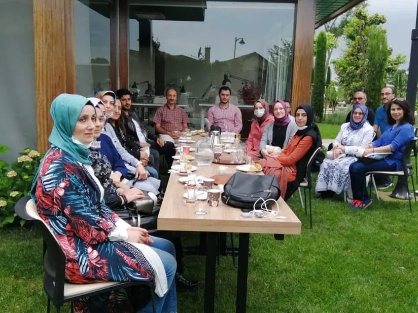 Ebru Sınıflarının Erol Dönmez ile Tekke Atmosferinde Sohbet Buluşması — BİKSAD arşivinden fotoğraf